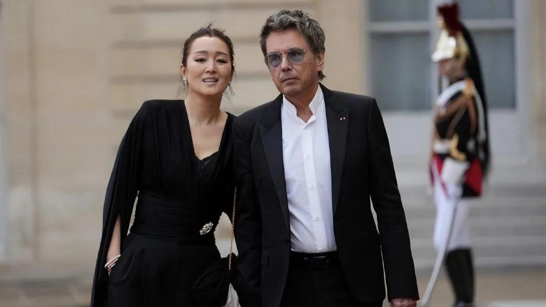 巩俐又牛了！陪75岁老公出席中法晚宴，已经走上另一条大道