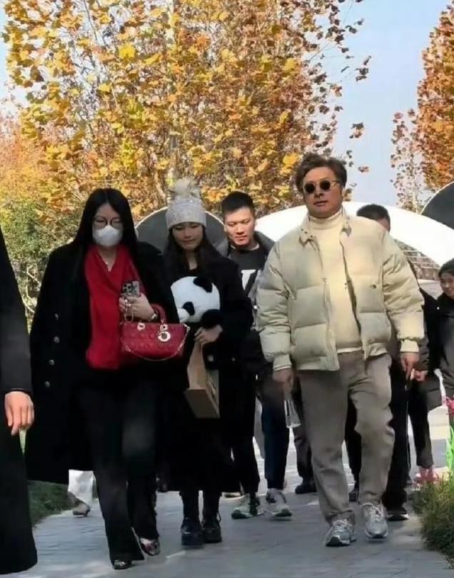 李湘王诗龄逛街被偶遇,母女人手一个爱马仕,俩人全身行头近60万