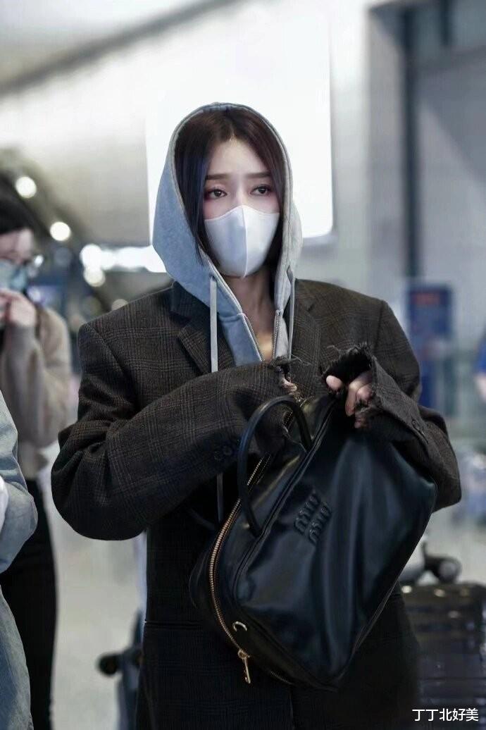 秦岚姐弟恋后剪了波波头,穿衬衫+牛仔裤走机场,44岁美出新高度