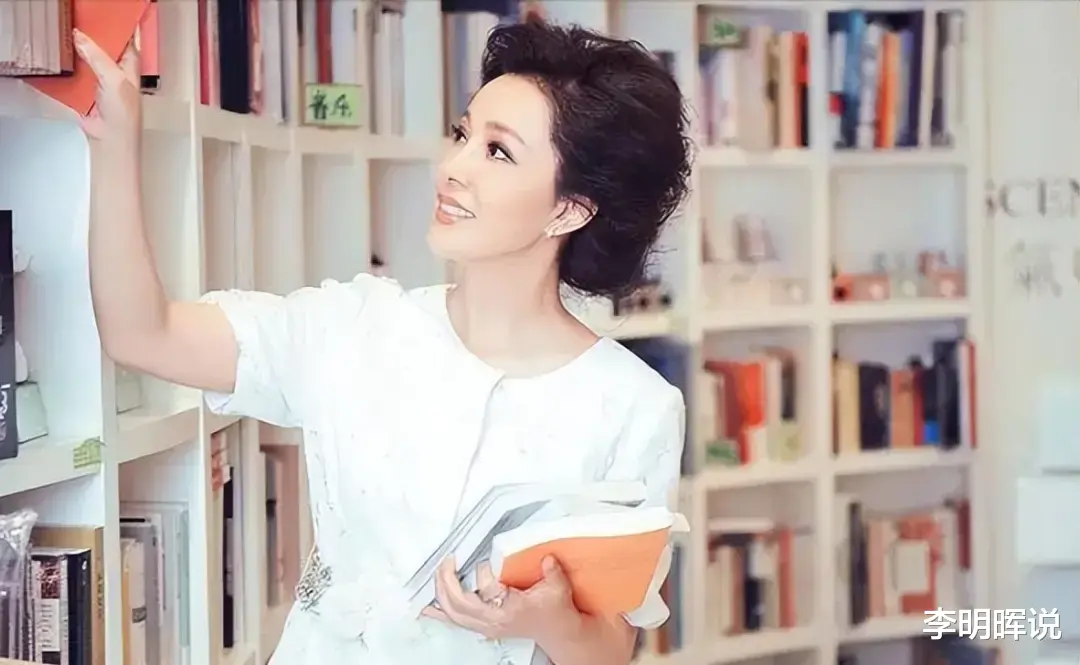 她出道即巅峰,做小三挤走导演原配,上位后没坐稳,67岁仍单身