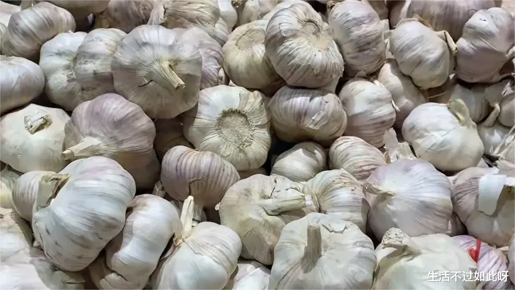 今天才了解,大蒜上有个机关,只需轻轻一碰蒜皮立马脱落,长见识