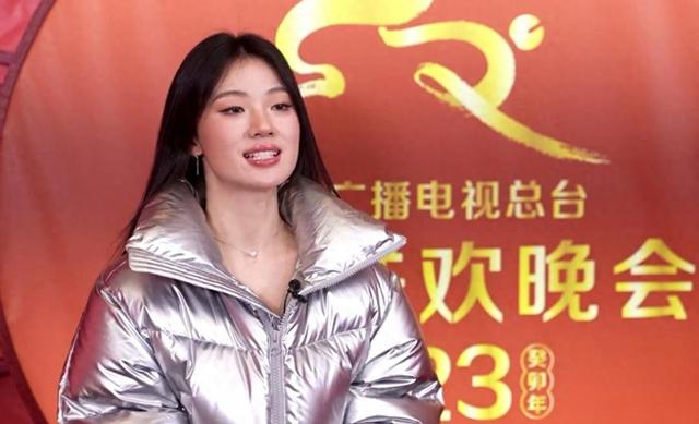 春晚|她凭借好声音冠军走红，出道三年竟然两次上春晚，网友：凭什么？