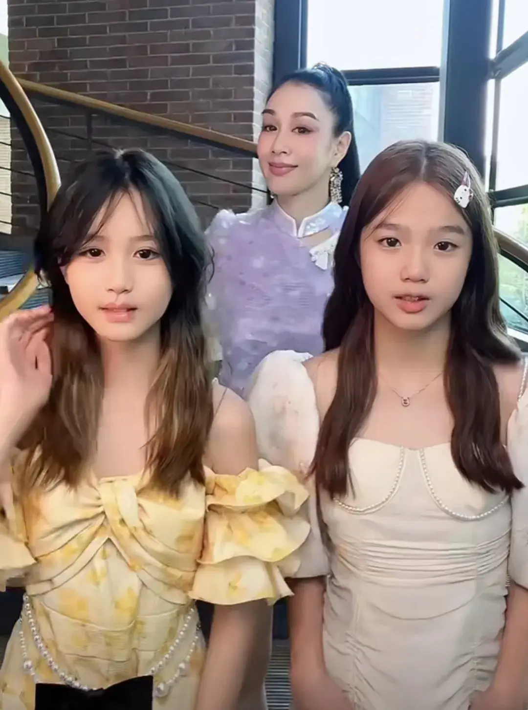 钟丽缇张伦硕晒七夕合照,携手弹琴,浴缸拍照,老妻少夫太会玩了