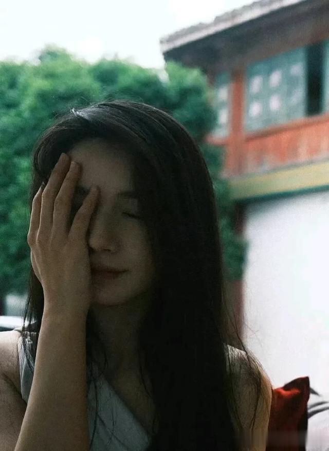 新疆维吾尔族的穆凯代斯，那种明媚大方、娇艳的美真的特别好看