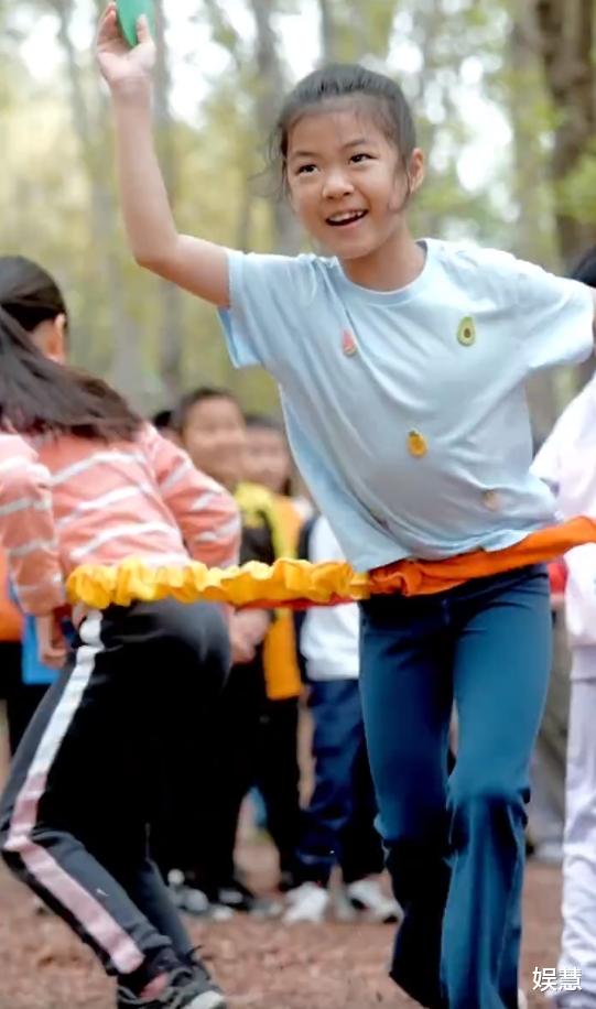 汪峰陪女友森林北过六一，戴情侣帽现身商场，女方气质很像章子怡