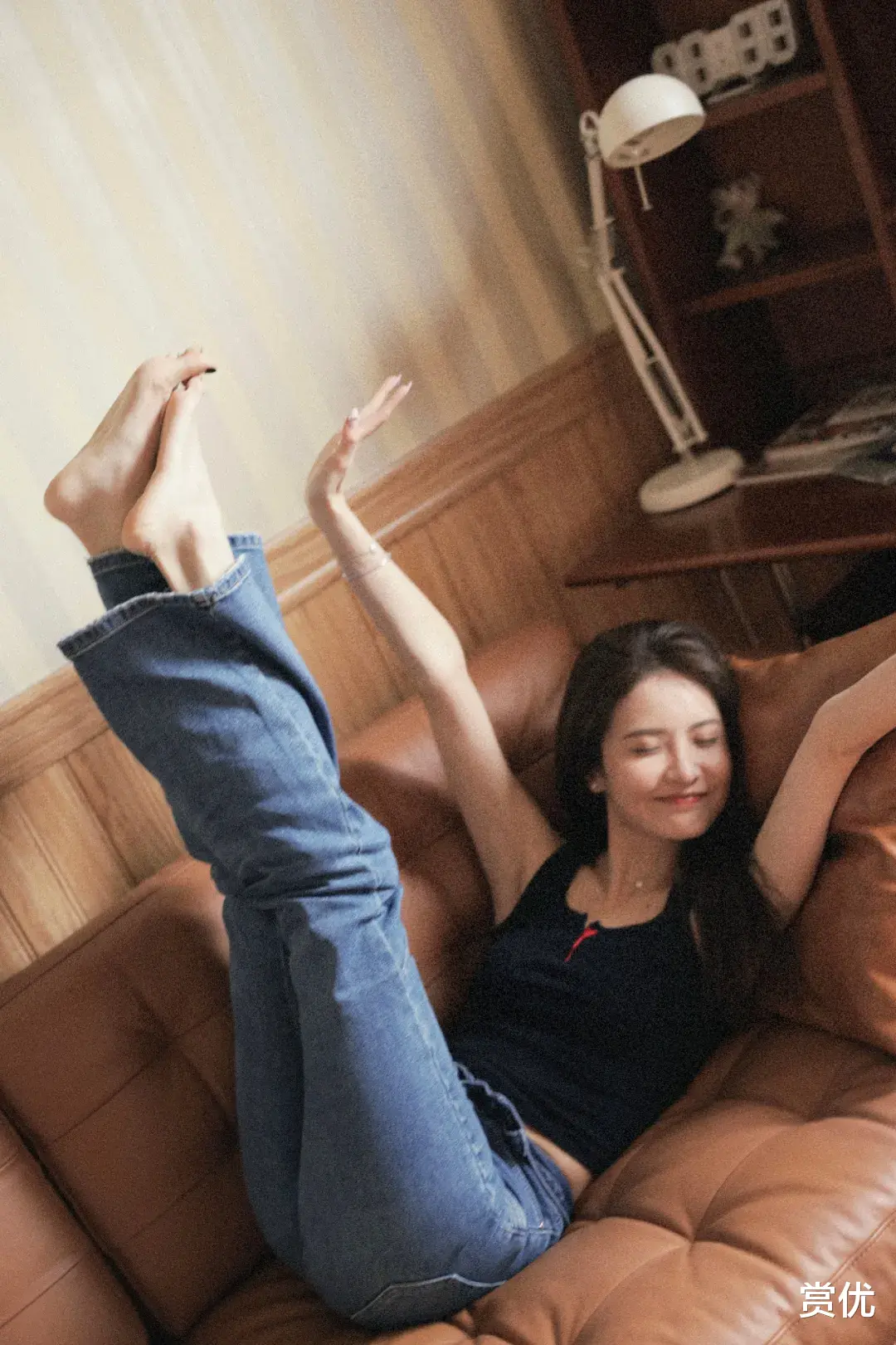 赖雨濛美艳活泼 白皙脚丫