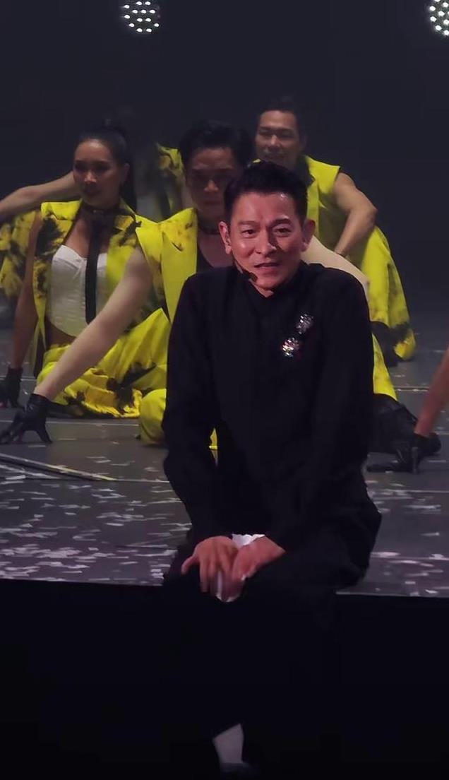 刘德华御用舞伴赖文慧买咖啡被偶遇，走路外八字，头发少很普通