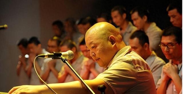 怒砸那英演唱会,反被一群女人打得满地找牙,臧天朔咽不下这口气