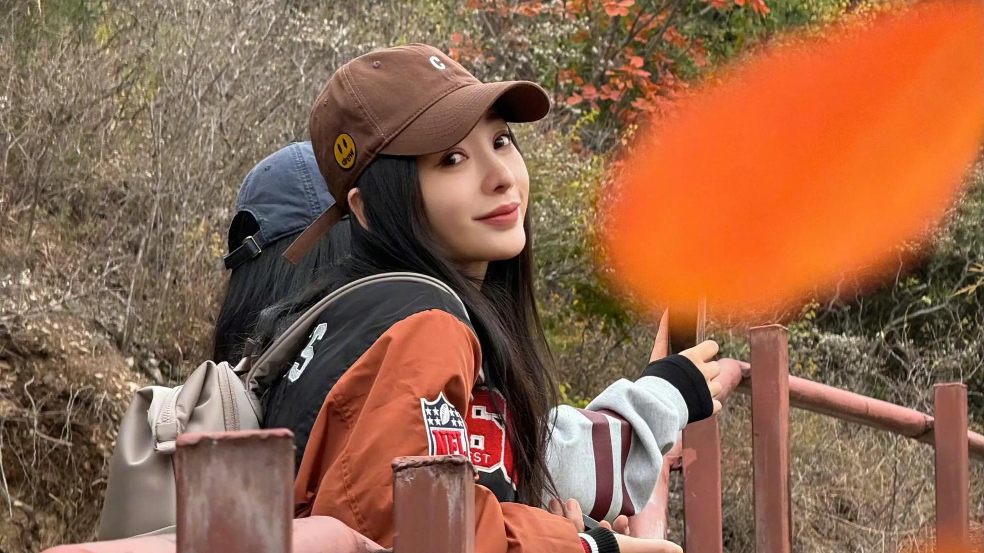 被柳岩的时尚穿搭惊艳住了！咖啡色棒球服搭配棒球帽，减龄又时髦