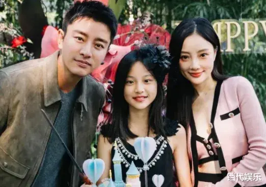 李小璐一家六口罕见同框,打扮清纯比弟媳还嫩,但68岁妈妈气质更出众