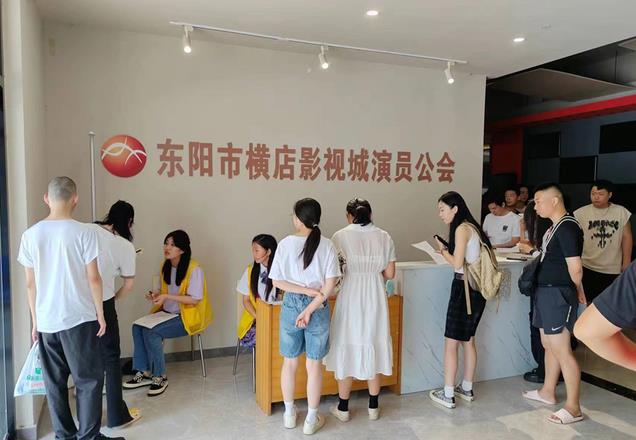 刚领完大奖，就面临降薪，这一次，短剧也救不了横店群演了