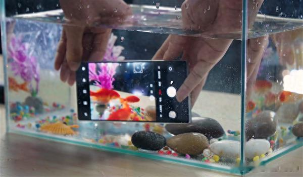 努比亚Z70 Ultra:顶级防水与35mm人眼仿生动态镜头的完美结合