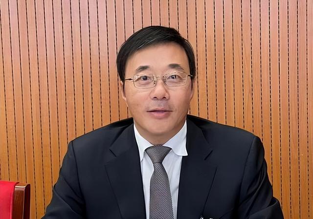 “芯片之父”邓中翰,手握3000专利弃美回国,作用堪比核武