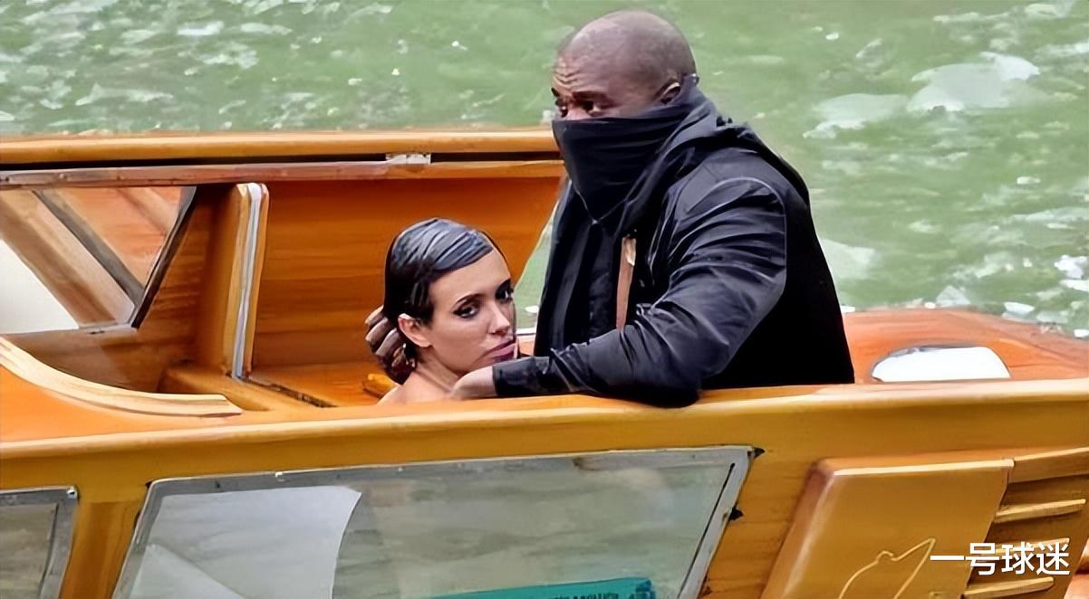 金·卡戴珊现身纽约街头,打扮炸裂,顶级腰臀比,皮蓬前妻比不了