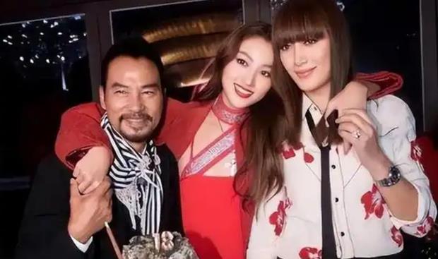 任达华带女儿出席舞会,女儿被评为最美星二代,他的回应让人敬佩