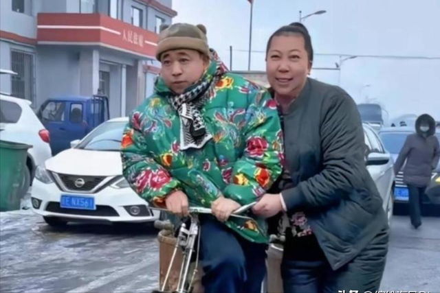 东北雨姐早期照片曝光,长发飘飘身材苗条,现在越看越像坏人!