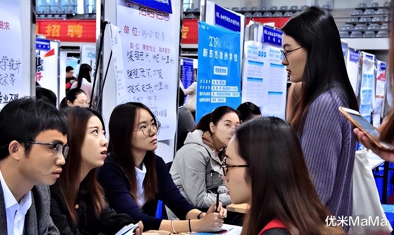 学历改成高中才找到工作，十几年白卷了？这届年轻人开始流行降级找工作