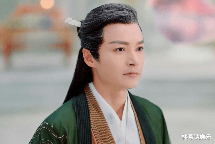 不会尴尬吗？48岁张智尧给33岁成毅演爸，同框一出，我被吸引了