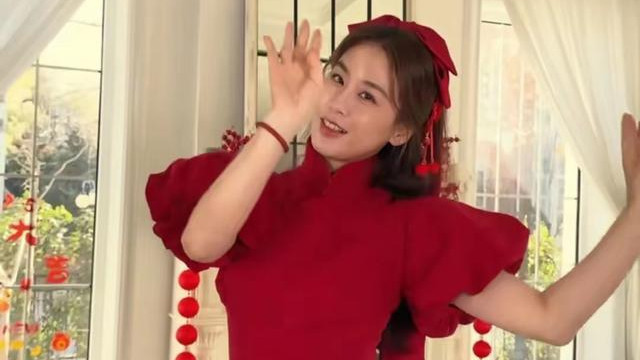 黄圣依回到杨子豪宅，写对联贴窗花好喜庆，41岁穿旗袍身材似少女