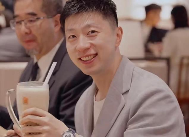 马英九亲自接待马龙，两人握手寒暄，一起喝珍珠奶茶，画面太美好