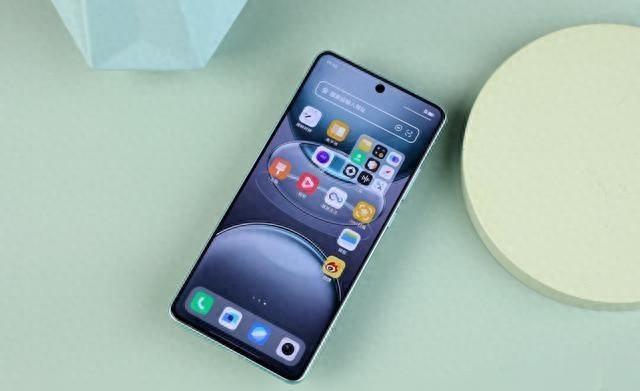 vivo彻底急眼了，X100s突降847元，超薄直屏+100倍超级变焦