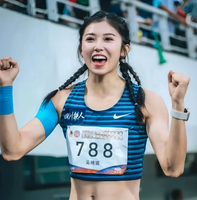 没有密不透风的墙，原来她就是吴艳妮的妈妈，难怪女儿这么“狂”