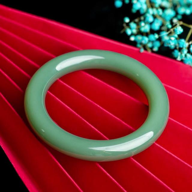 揭秘玉石界新星：和田玉粉青，细腻之美背后的价值密码