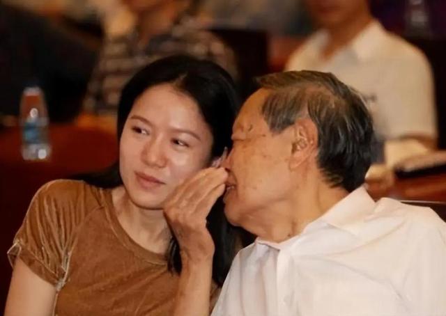 翁帆野心渐长，早已铺好退路？杨振宁心领神会为何不愿指出