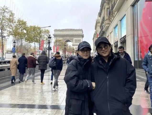 李连杰一家尼泊尔修行,62岁利智素颜亮相,变化大得认不出!