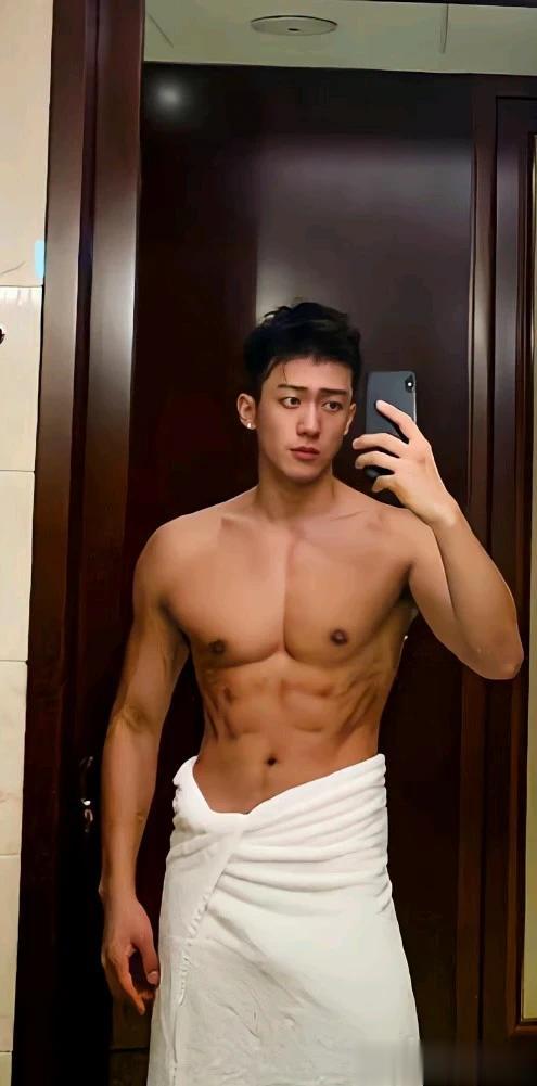 侯雯元的身上自带一种被自己迷得神魂颠倒的气质，演技精湛！