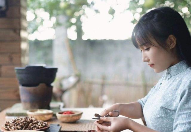 时隔一年李子柒再度营业,近照堪比毁容,她经历了什么?