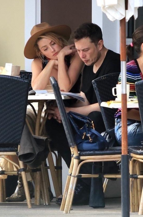 艾梅柏:马斯克白月光,颜值与身材俱佳,两人分手后专心照顾孩子