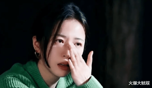 笑死！金晨果然装不了一点，看周雨彤的眼神重现张继科名场面