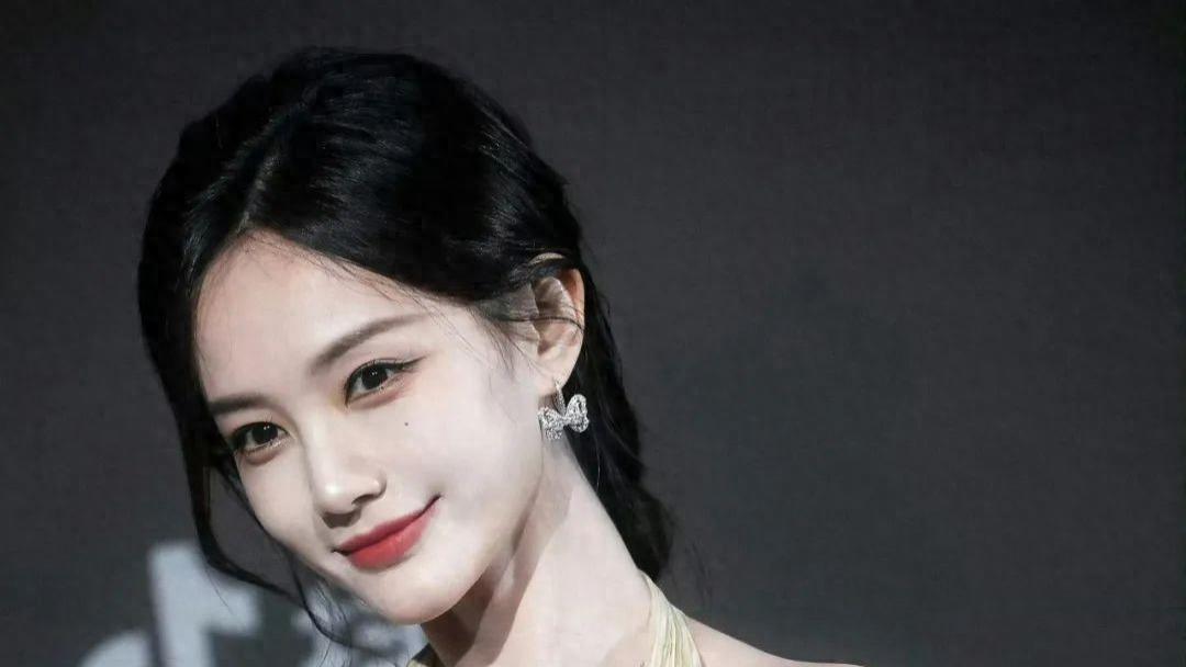 34岁李一桐五官精致，笑容甜美，拥有一双会笑的月牙眼