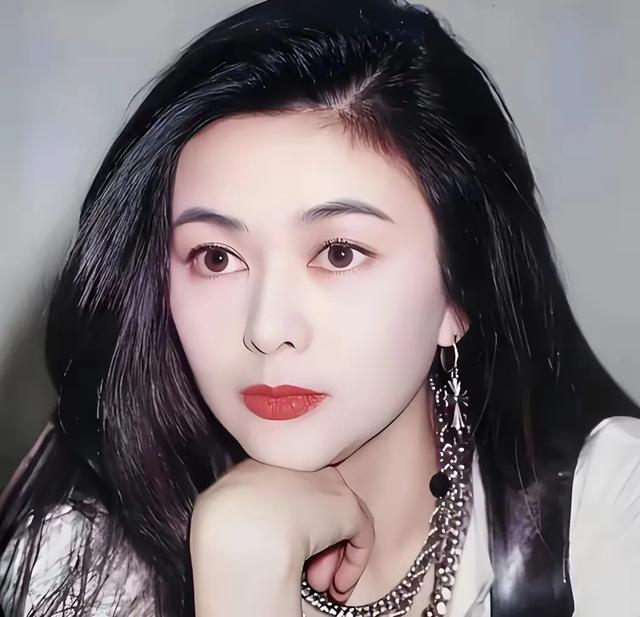 红了 30 年身价过亿,62 岁无夫无子拼命工作,她到底在追求什么