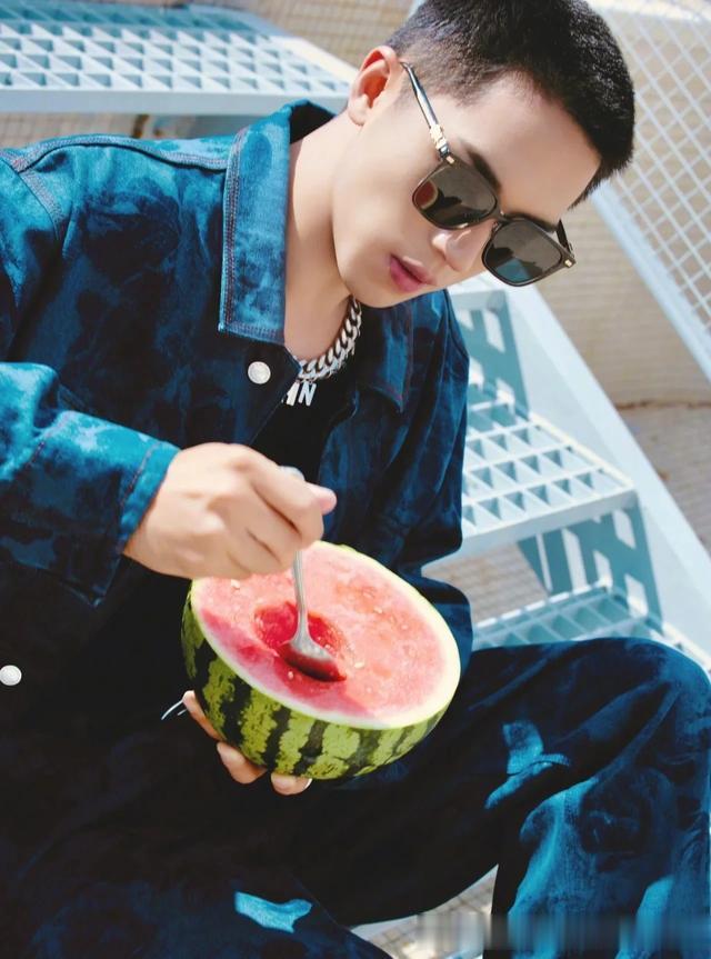 许魏洲行走的荷尔蒙男人味十足他的颜值谁懂啊,天花板级别人物。