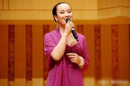 登春晚一夜成名，56岁在异国离世，临终前才知道自己的身世！