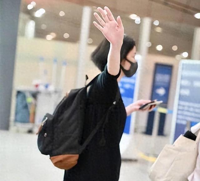 54岁王菲走机场,手上小动作不断,眼神飘忽,网友:没啥自信