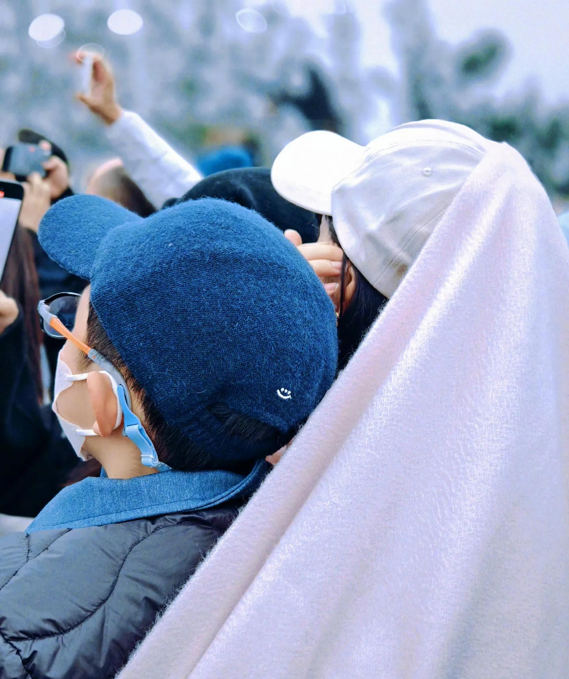 赵丽颖带儿子看烟花秀,称这是最美的烟花,5岁想想戴眼镜引热议