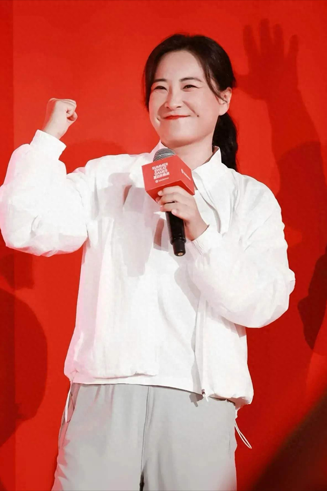 贾玲出席活动，看着圆润不少，幽默让网友p图。