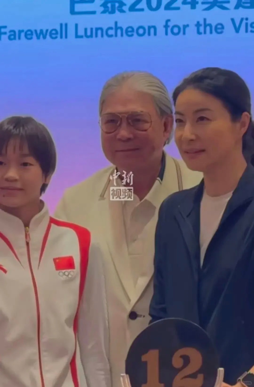 郭晶晶一家圣诞在东北旅游，穿国产印国旗，怕冷的霍启刚全副武装