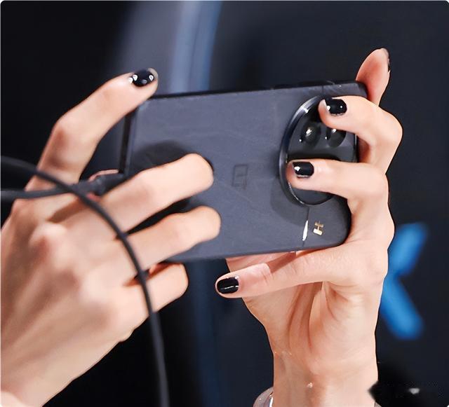 一加13真机首秀！蓝黑双色亮相：家族设计成历史