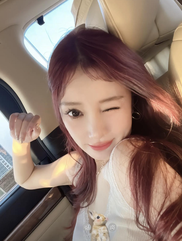 李小璐穿polo衫现身SKP,一双小鹿眼睛太吸睛,胎毛刘海像小女孩