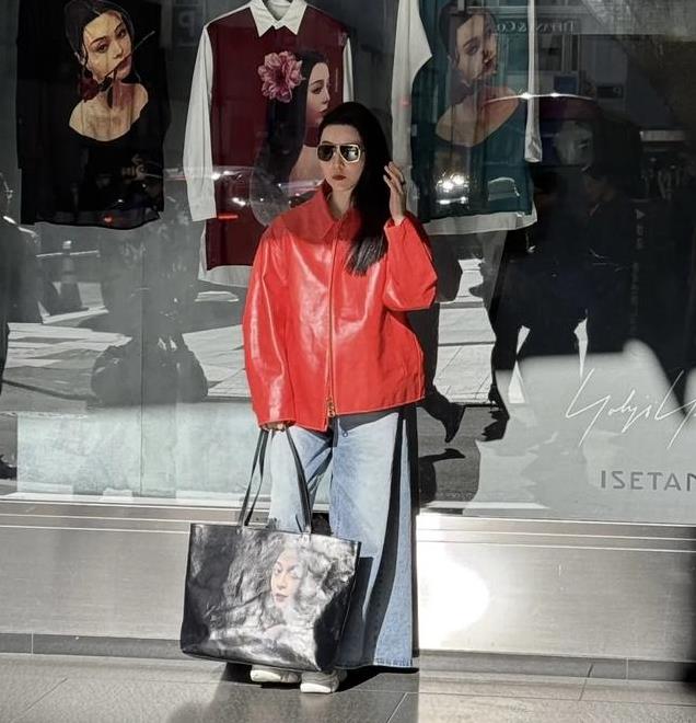 43岁范冰冰美到日本去了，穿黑色皮衣又酷又美，比在场男士都霸气-流水带花香呀