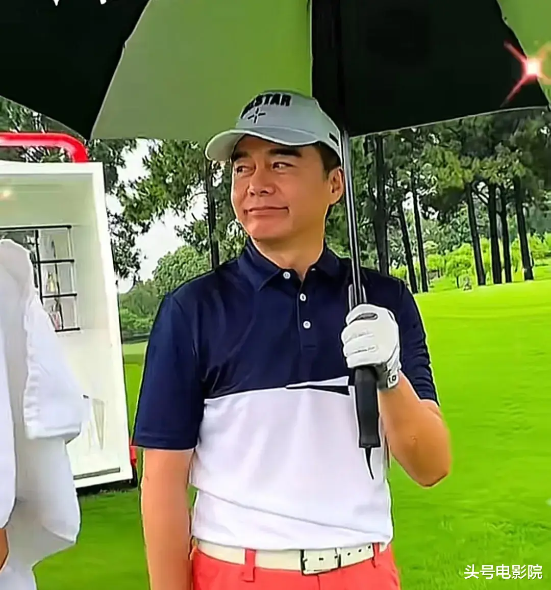 张嘉益王宝强组高端局!王志文带儿子打高尔夫,看懂啥是上流圈层