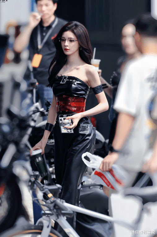 穿胶衣戴眼镜，张予曦不愧是动漫女主第一，这穿搭超越整个COS圈