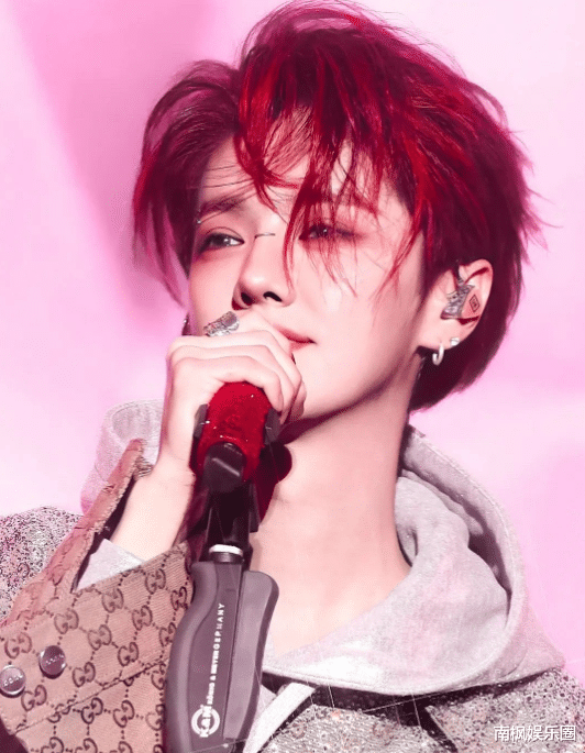 被换发型的鹿晗惊艳了！瘦了一圈，帅得毫不费力，像漫画里的少年