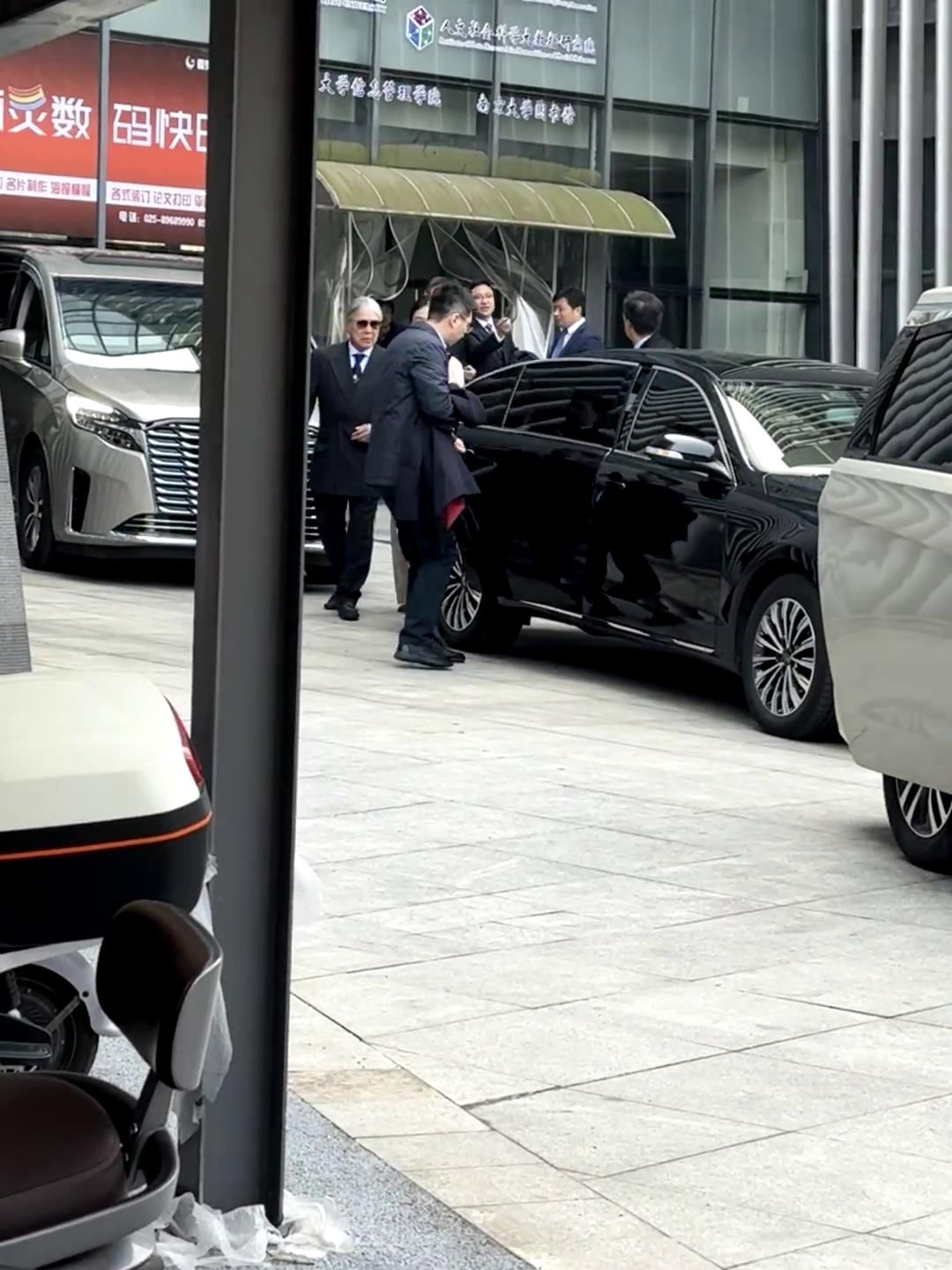 郭晶晶一家圣诞在东北旅游，穿国产印国旗，怕冷的霍启刚全副武装