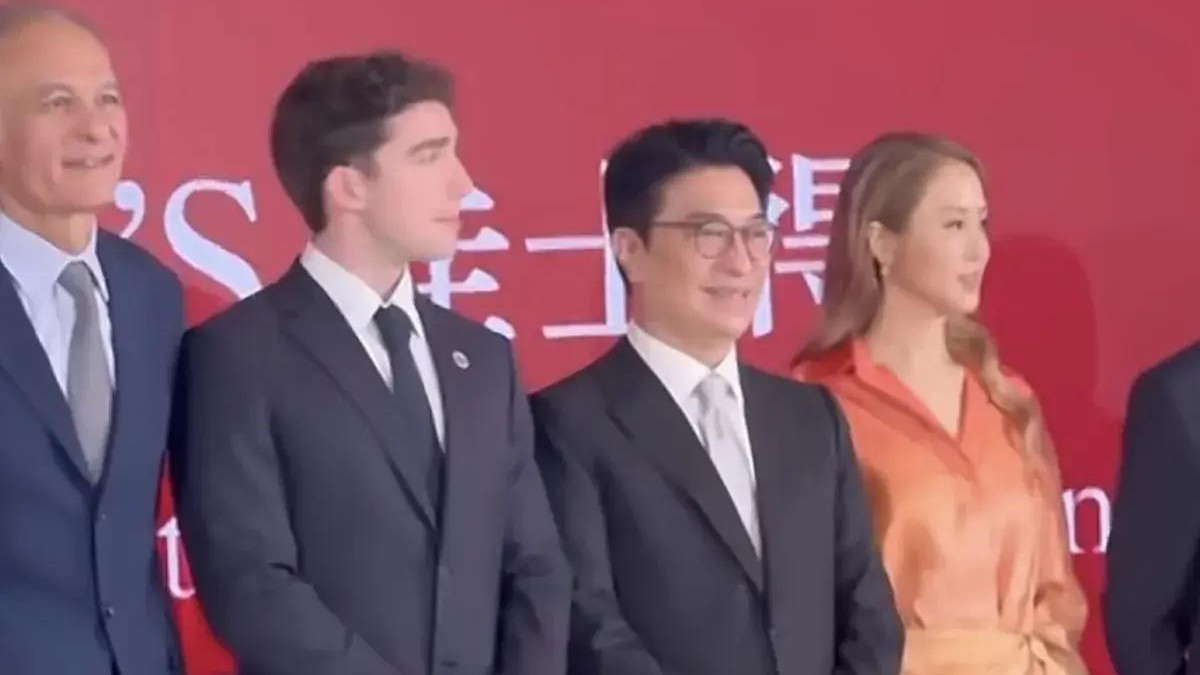 徐子淇染黄发出席活动被吐槽，老公不愿牵手！退圈多年已无明星味