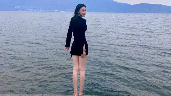 张馨予洱海惊艳亮相，黑色装扮展现迷人风采，旅游生活惹人羡慕